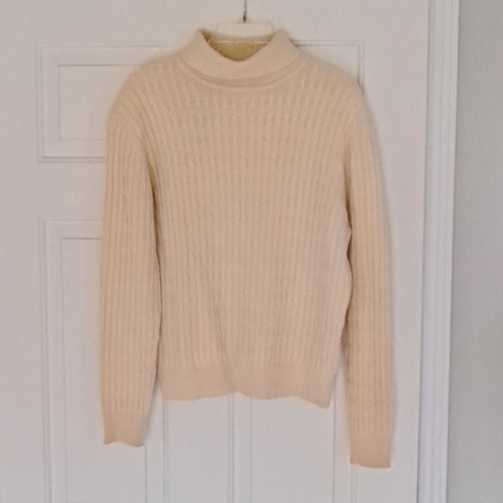 Saks Fifth Avenue 100% Cashmere cream yellow ribbed turtleneck sweater.  Size M.